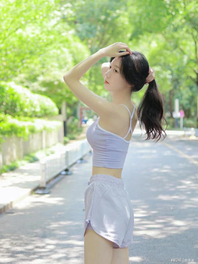 6686体育官方网站清纯美女香芋紫瑜伽服穿搭颜色好清新(图2)