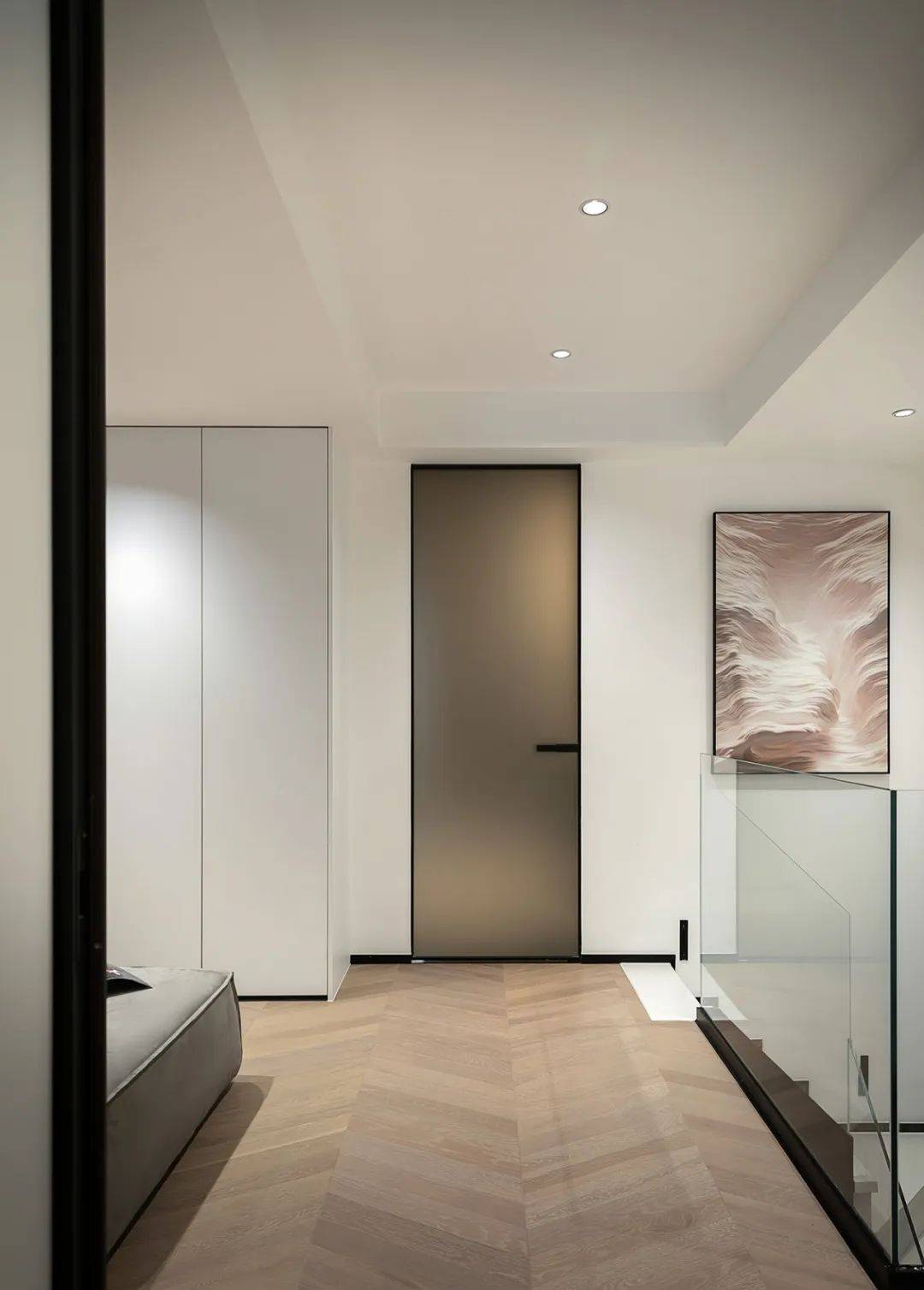 室内200平现代简约排屋别墅空间中加入橙色来打破黑白灰沉闷感(图4)