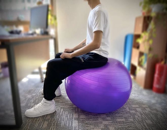 6686体育官方网久坐腰痛试试用瑜伽球当椅子！(图3)