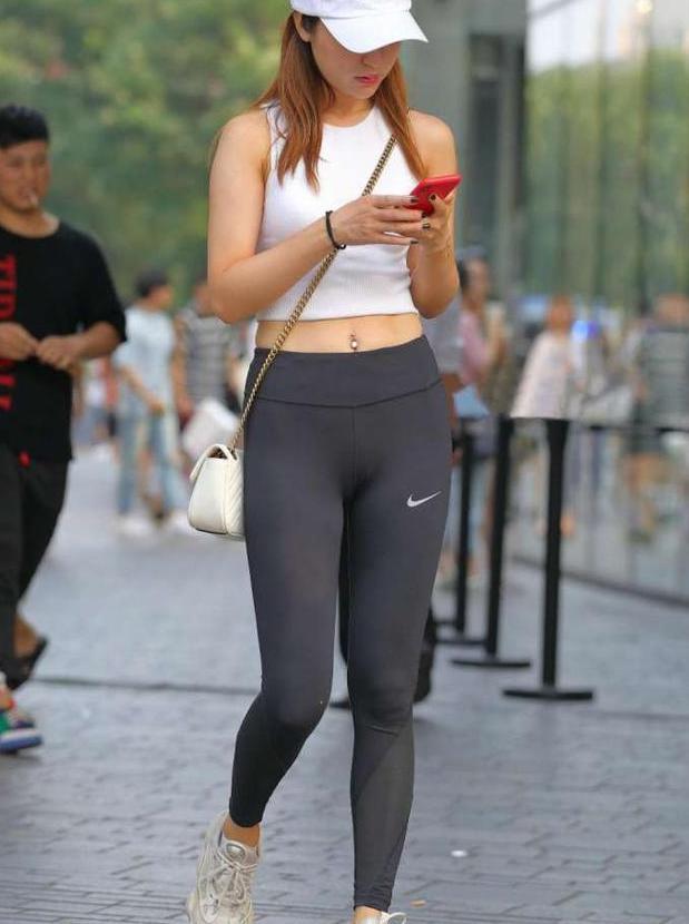 行走的美女身穿瑜伽裤凹凸紧致的身材太性感突出迷人气质(图2)