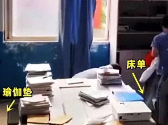 6686体育官方网曝小情侣在办公室恋爱疑被抓现场画面泄露老师拍摄行为引争议(图5)