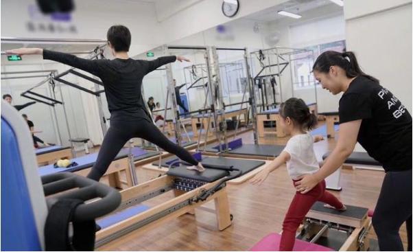 女明星带女儿一起健身这样的习惯要从小教育揭秘明星运动奥秘(图4)