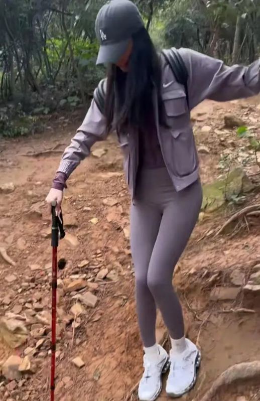 范志毅女儿瑜伽裤登山纤细大长腿惹人注目！还公然透露男友身份(图1)