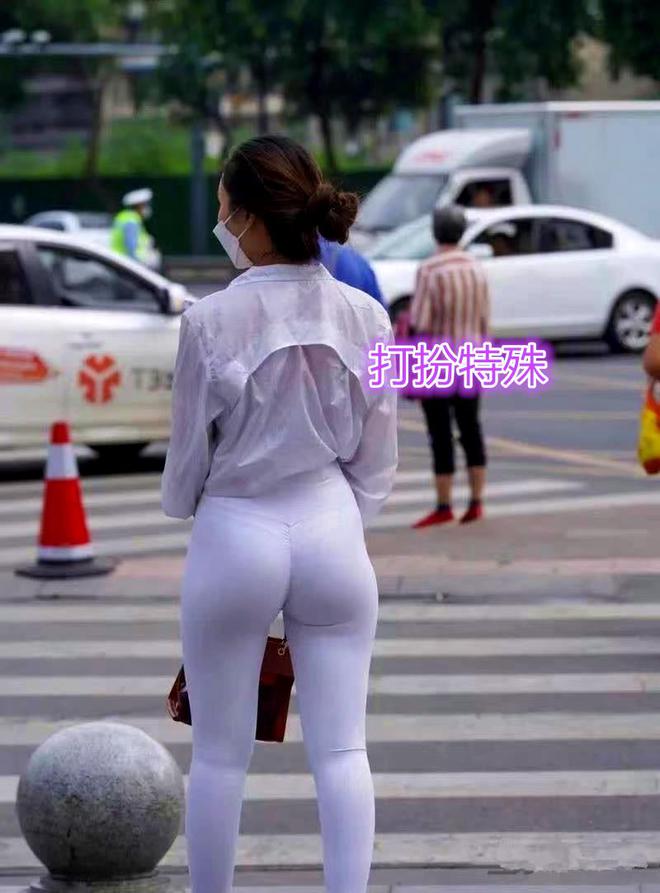 6686体育官网中年女子穿瑜伽裤逛街路人纷纷侧目网友：这美女的身材绝绝子(图1)