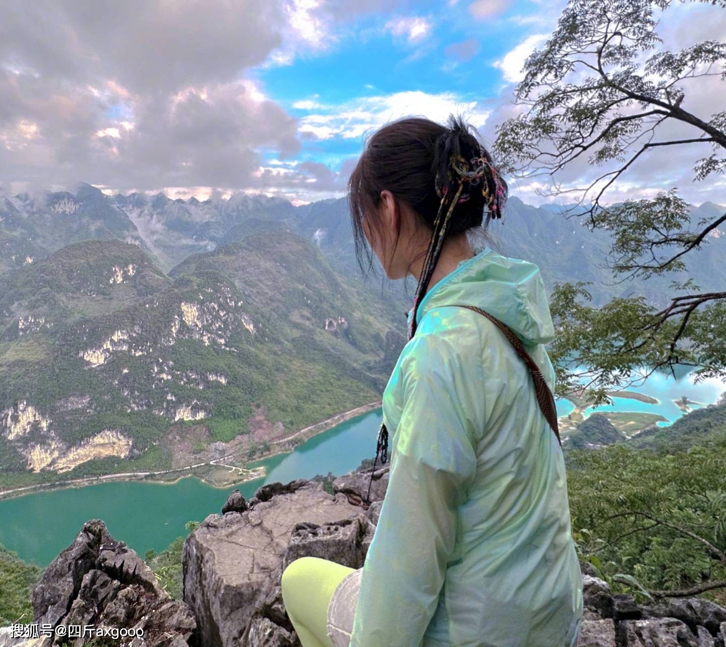 张馨予晒风景照惹争议！穿瑜伽裤翻山越岭老公何捷被吐槽太闲(图3)