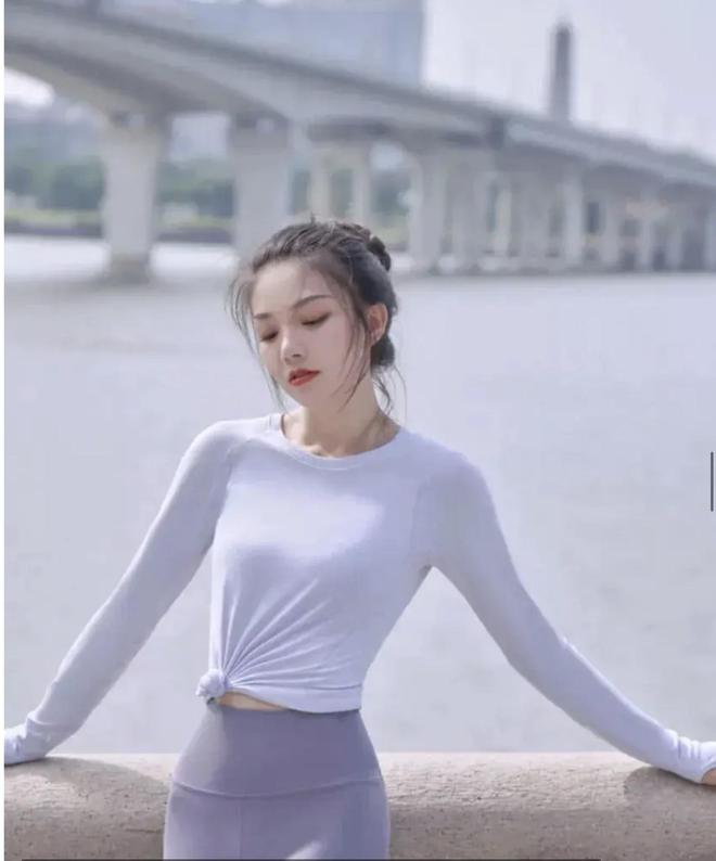 美女写真：瑜伽制服美女成熟韵味好难忘(图3)